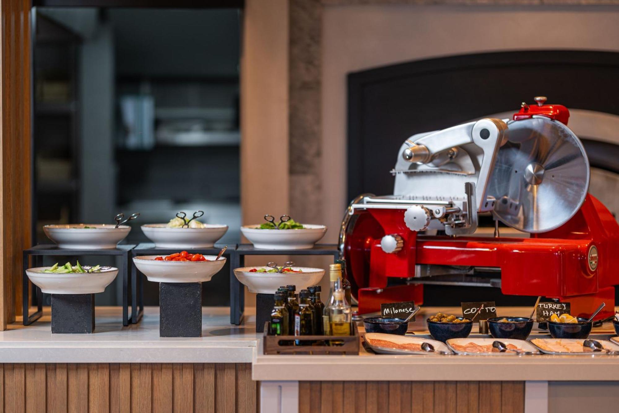 Tirana Marriott Hotel Bagian luar foto